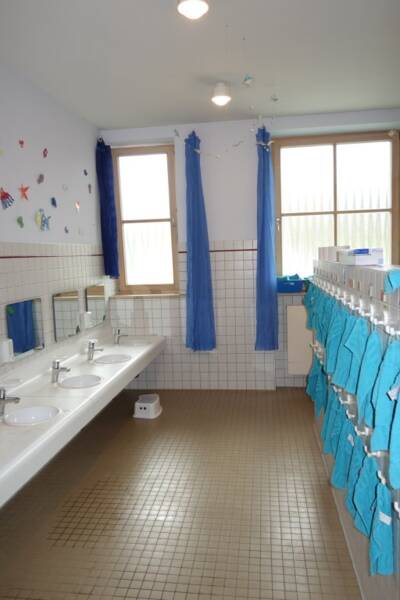 Für die 3 Kindergartengruppen stehen zwei großzügige Waschräume mit Kindertoiletten zur Verfügung.